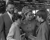 Elizabeth Taylor con i figli Michael e Christopher e il marito Richard Burton. Roma, 30.4.1966