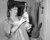 Gina Lollobrigida con il premio David di Donatello per la migliore attrice protagonista nel film La donna più bella del mondo. Cinema Fiamma, Roma, 5.7.1956