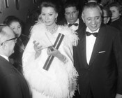 Sofia Loren accompagnata da Achille Corona, Ministro del turismo e dello spettacolo, alla première del film Matrimonio all’italiana. Teatro dell’Opera, Roma, 18.12.1964