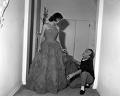 Eva Bartok indossa un abito di Emilio Schuberth in atelier. Roma, 13.7.1960