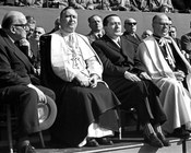Giulio Andreotti, con abito di Litrico, al raduno della Gioventù Italiana di Azione Cattolica. Roma, 19.3.1958