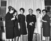 Le sorelle Zoe, Micol e Giovanna Fontana nel loro atelier assieme a Norman Hartnell, sarto della Regina Elisabetta II. Roma, 1961