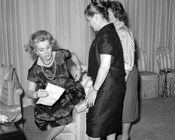 Zsa Zsa Gabor in atelier con le sorelle Fontana. Roma, 28.9.1958