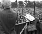 Fotografa sul palco durante il comizio di Luigi Longo per la chiusura della campagna elettorale del PCI a Piazza San Giovanni. Roma, 17.5.1968