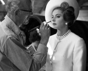 Ingrid Bergman, con abito di Nina Ricci, e John O’Gorman sul set del film La vendetta della signora. Roma, 9.9.1963