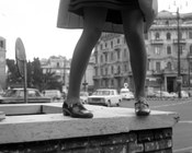 Ragazza in minigonna. Roma, 8.2.1968
