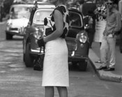 Sul set del film La donna è una cosa meravigliosa: Sandra Milo con abito di Piero Tosi. Roma, 5.8.1964