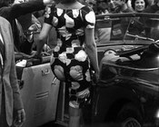 Sul set del film Matrimonio all’italiana: Sofia Loren con abito di Piero Tosi. Napoli, 16.4.1964