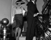 Consuelo Crespi, con abito di Galitzine e cappello disegnato dalla modista Cleo Romagnoli, al Derby italiano di galoppo presso l’Ippodromo Capannelle. Roma, 12.5.1960