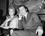Marcello Mastroianni, con abito di Litrico, durante la conferenza stampa con l’attrice Maria Schell per il film Le notti bianche. Roma, 30.11.1956