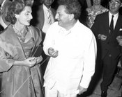 Palma Bucarelli, con un abito delle sorelle Botti, e Carlo Levi alla serata di assegnazione del Premio Strega. Roma, 7.7.1959