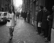 Ragazza con abito bianco. Roma, 8.2.1968