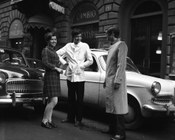 Ragazzi in strada con abiti alla moda. Roma, 8.2.1968