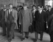 Alfredo Bini e Pier Paolo Pasolini nei corridoi di Palazzo di Giustizia dopo il processo per vilipendio alla religione di stato. Roma, 7.3.1963
