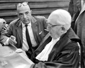 Gli avvocati difensori Giuseppe Berlingieri e Francesco Carnelutti durante il processo per rapina a mano armata ai danni del barista Bernardino De Santi. Roma, 3.7.1962
