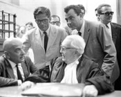 Gli avvocati difensori Giuseppe Berlingieri e Francesco Carnelutti in aula con Pier Paolo Pasolini durante il processo per rapina a mano armata ai danni del barista Bernardino De Santi. Roma, 3.7.1962