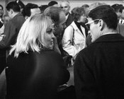 Pier Paolo Pasolini assieme a Laura Betti e Alfredo Bini in aula durante il processo per vilipendio alla religione di stato. Tra i presenti Alberto Moravia e Dacia Maraini. Roma, 7.3.1963