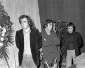 Bernardo Bertolucci, Franco Citti e Sergio Citti alla camera ardente di Pier Paolo Pasolini allestita alla Casa della cultura in piazza Campo de' Fiori. Roma, 5.11.1975