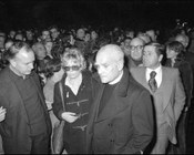 Dacia Maraini e Alberto Moravia si recano alla Casa della cultura in piazza Campo de' Fiori dove è allestita la camera ardente di Pier Paolo Pasolini. Roma, 5.11.1975