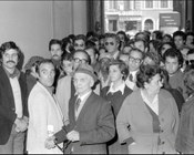 Folla all'entrata della camera ardente di Pier Paolo Pasolini allestita alla Casa della cultura in piazza Campo de' Fiori.