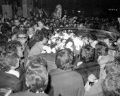La folla attorno alla bara di Pier Paolo Pasolini a Campo de' Fiori. Roma, 5.11.1975