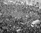 La folla e la bara di Pier Paolo Pasolini a Campo de' Fiori. Roma, 5.11.1975
