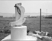 Monumento a Pier Paolo Pasolini collocato lungo via dell'Idroscalo nel Quartiere Lido di Ostia Ponente. Ostia, 15.11.1988
