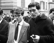 Ettore Garofolo e Franco Citti al Palazzo dei ferrovieri in Piazza Tommaso De Cristoforis, il primo giorno di riprese del film «Mamma Roma». Roma, 17.3.1962