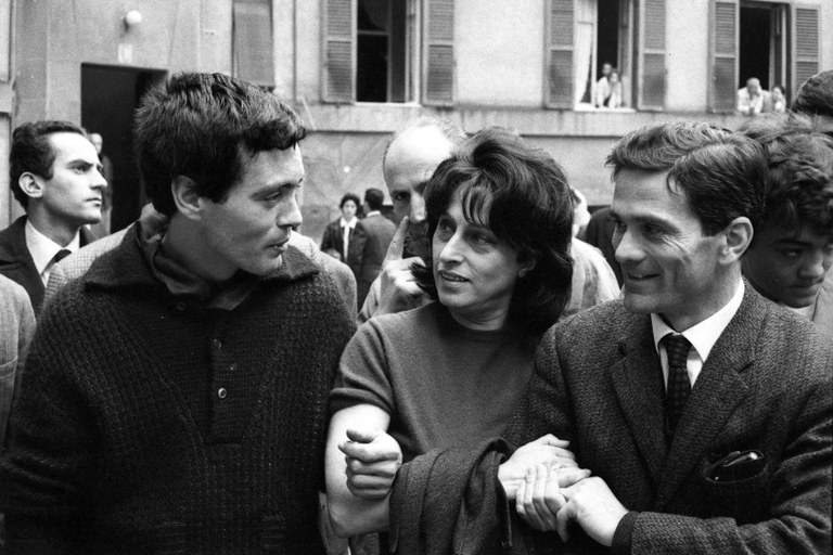 Franco Citti, Anna Magnani e Pier Paolo Pasolini al Palazzo dei ferrovieri in Piazza Tommaso De Cristoforis, il primo giorno di riprese del film «Mamma Roma». Roma, 17.3.1962 Biblioteca Universitaria di Bologna - Archivio Rodrigo Pais, n. inv. 3645_002