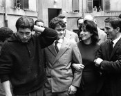 Franco Citti, Ettore Garofolo, Anna Magnani e Pier Paolo Pasolini al Palazzo dei ferrovieri in Piazza Tommaso De Cristoforis, il primo giorno di riprese del film «Mamma Roma». Roma, 17.3.1962
