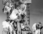 Preparazione della scena della deposizione dalla croce sul set di «La ricotta», episodio del film «Ro.Go.Pa.G». Roma, 24.10.1962