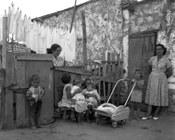 Donne e bambini nei tuguri di borgata Lancellotti. Roma, 20.8.1957