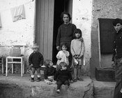 Famiglia in una abitazione nei pressi del fosso di Sant'Agnese. Roma, 24.3.1968