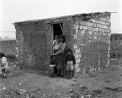 Famiglia in un tugurio alla Borgata Gordiani. Roma, 21.3.1957